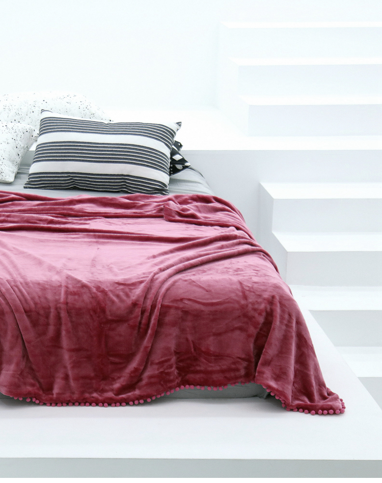 Thickened Warm Throw Plush Flannel Nap Blanket With Pompoms For Couch